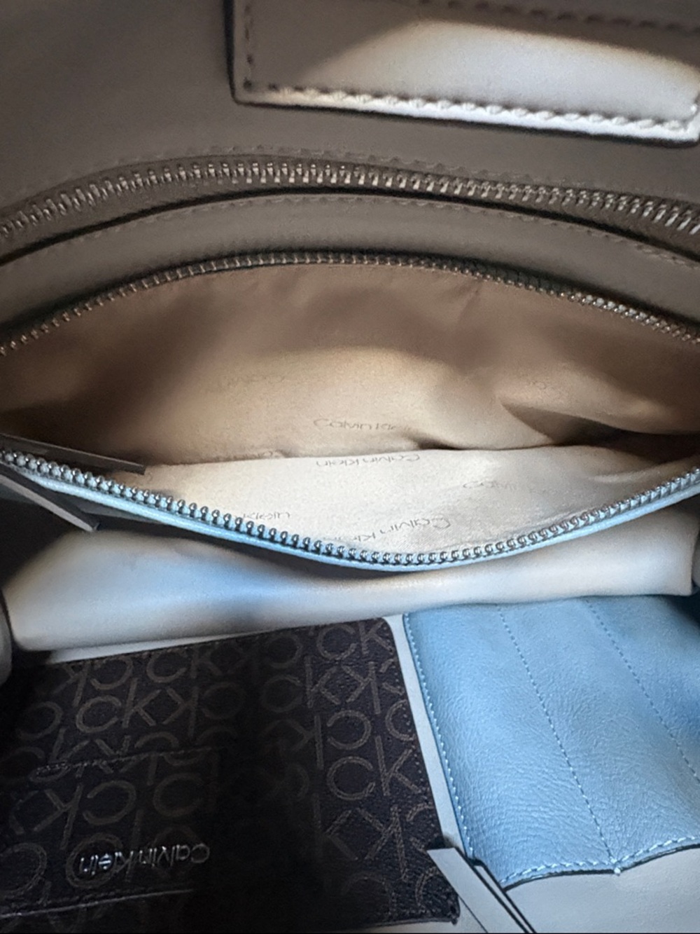 Calvin Klein commuter tote powder blue. - Picture 10 of 16